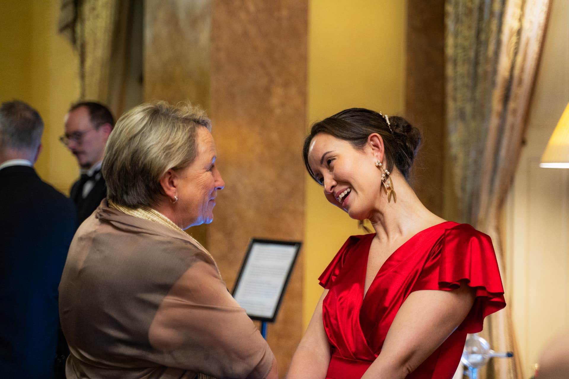 Two guests talking at the Medica radiology dinner