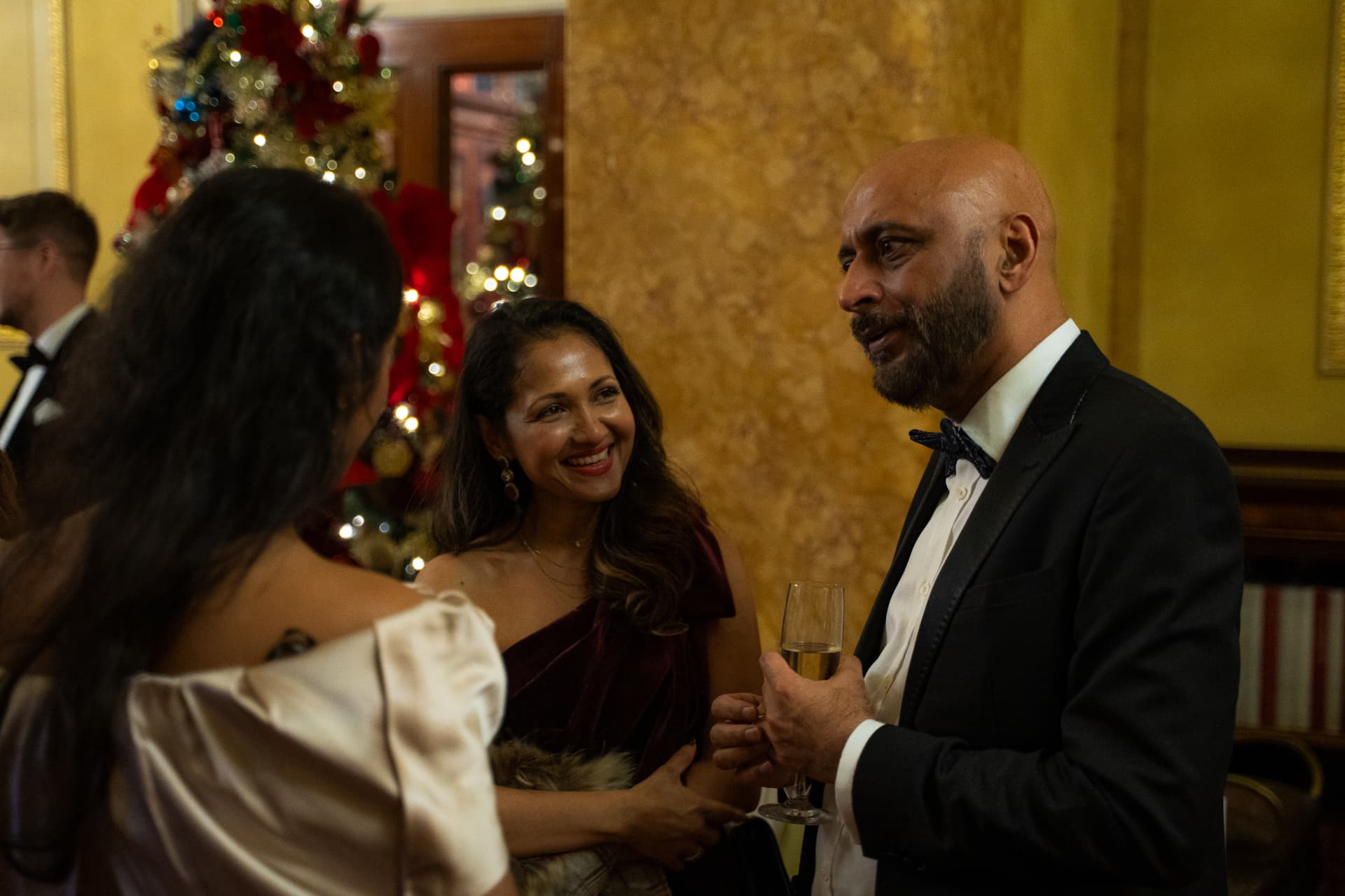 Guests talking at the Medica radiology dinner